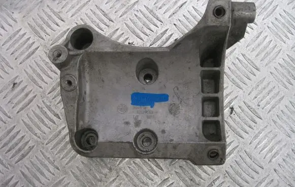 BMW 2 Active Tourer U06 Engine mount bracket 7796352