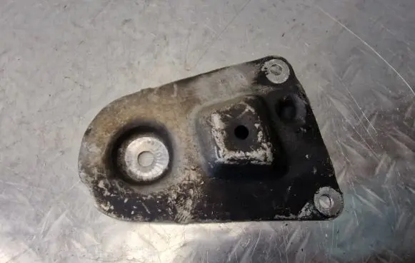 Engine mounting bracket
