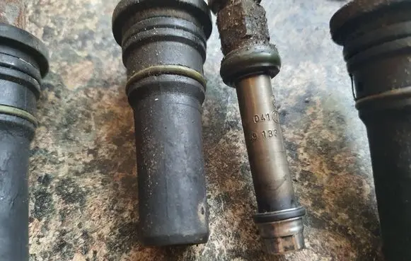 Volkswagen Golf II Fuel injector 0437502041 049133551A