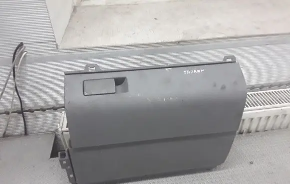Volkswagen Touran I Glove box