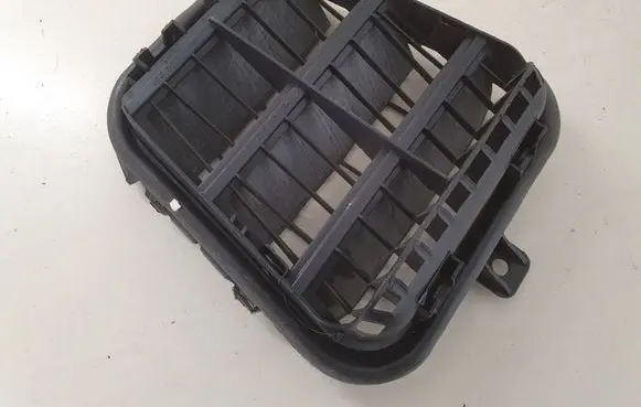 Quarter panel pressure vent