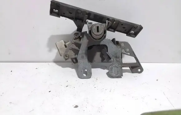 Volkswagen PASSAT B5 Tailgate exterior lock 3B0827297