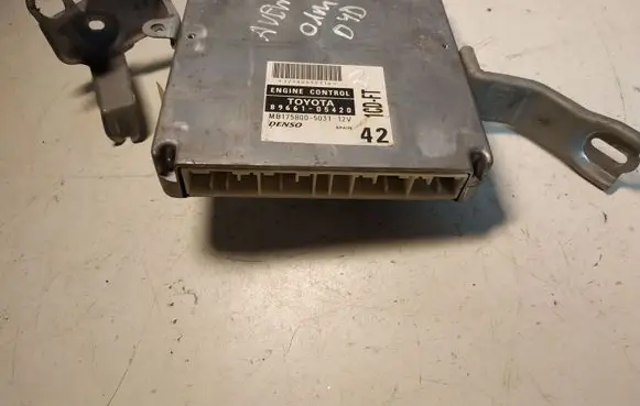 Toyota Avensis T220 Engine control unit/module 8966105420