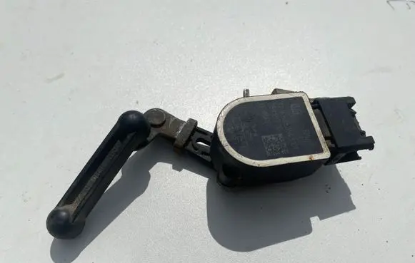 Headlight/headlamp level sensor