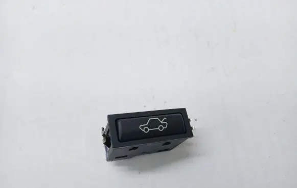 BMW 5 E39 Tailgate/boot open switch button 8365579