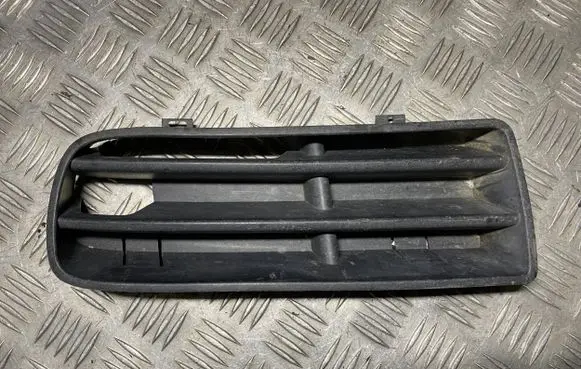 Volkswagen Golf IV Front bumper lower grill 1J0853665B