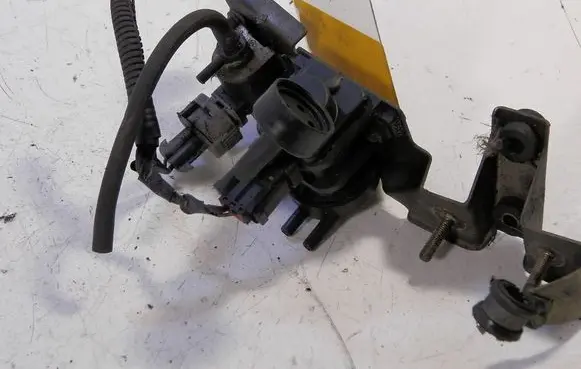 Volvo S40, V40 Valve vacuum 7700874769