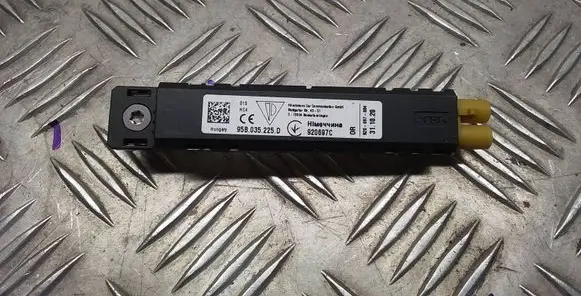 Porsche Cayenne (9Y0 9Y3) Aerial antenna amplifier 95B035225D