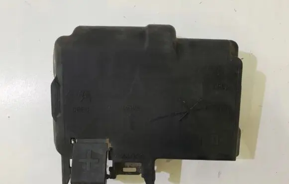 Opel Adam Relay mounting block 525230582