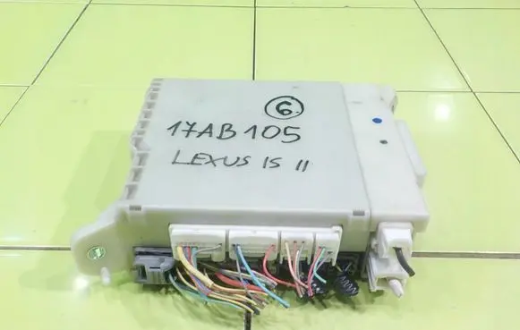 Lexus IS 220D-250-350 Fuse box set 8273053051 17AB105