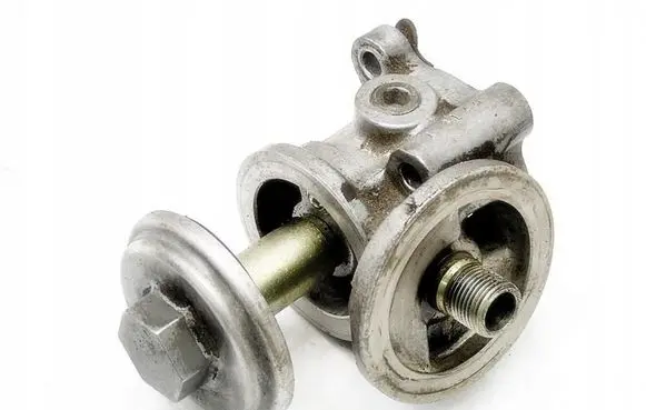 Nissan Primera Oil filter mounting bracket