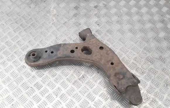 Toyota Avensis T270 Front lower control arm/wishbone