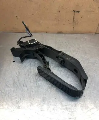 Mercedes-Benz E W211 Accelerator throttle pedal A2113000404