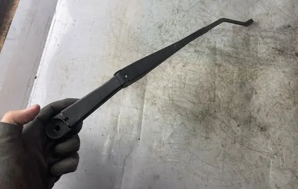 Mitsubishi Pajero Sport I Front wiper blade arm