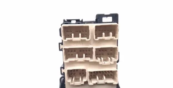 Toyota Avensis T250 Fuse module 8273405039