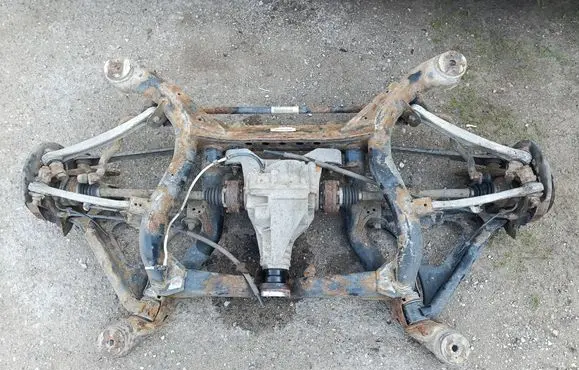 Volkswagen Touareg I Rear axle beam with reductor 7L0500041