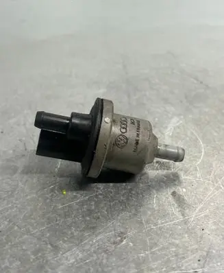 Volkswagen Golf V Valve vacuum 058133517b