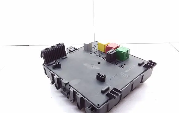 Opel Vectra C Relay mounting block 13170891 519048102