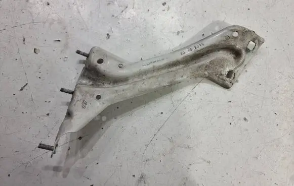 Audi Q5 SQ5 Fender mounting bracket 8R0821135