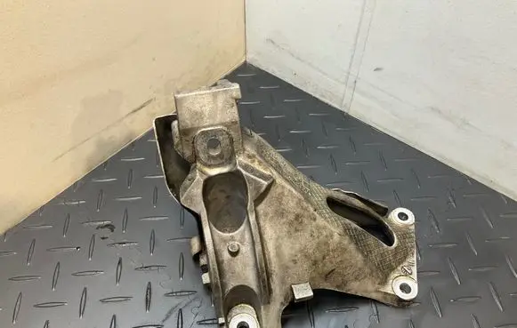 Engine mounting bracket