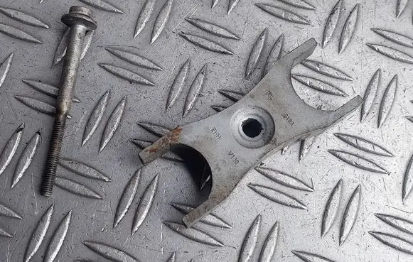 Volkswagen Touran II Fuel Injector clamp holder 03L216A