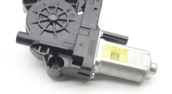 Volvo V70 Front door window regulator motor 970714101