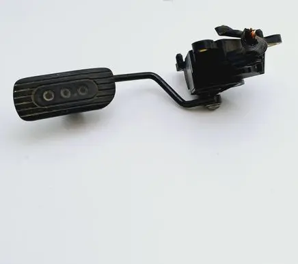 Accelerator throttle pedal