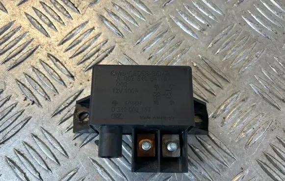 Mercedes-Benz CLS C219 Charging relay A0025426419 0332002167