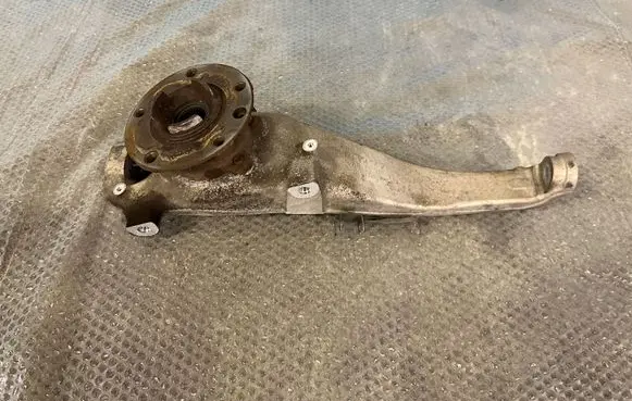 Volkswagen Touareg II Front wheel hub spindle knuckle 7P0407246A