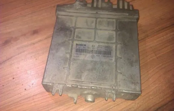 Renault Laguna I Engine control unit/module 0281001766 hom7700105952
