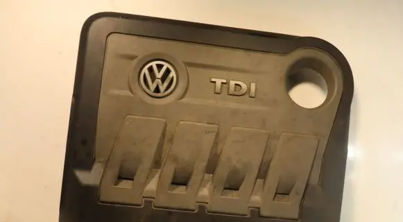 Volkswagen PASSAT B7 Engine cover (trim)