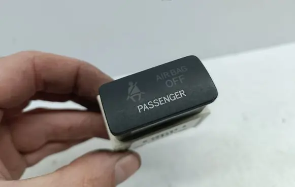 Passenger airbag on/off switch