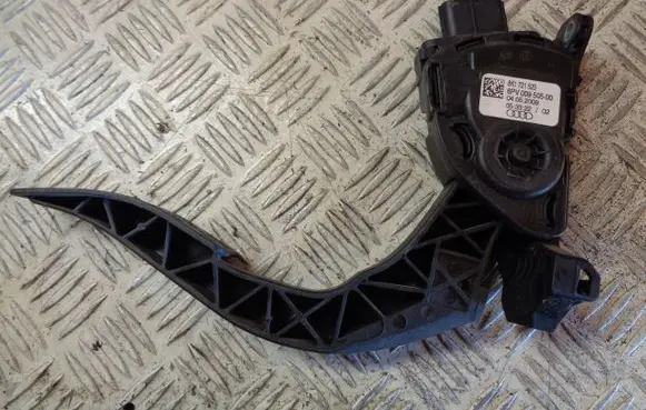 Accelerator throttle pedal