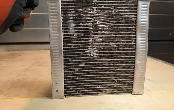BMW M5 F90 Coolant radiator 8620207 17118620207