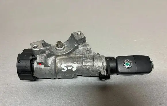 Skoda Fabia Mk2 (5J) Ignition lock 6R0905851D