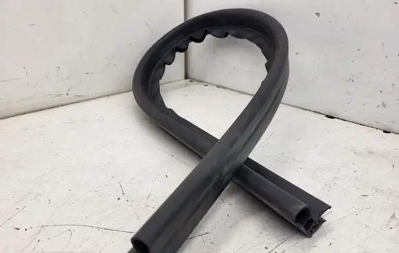 Porsche Macan (95B) Engine compartment rubber 95B823737