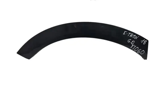 Rear fender molding trim