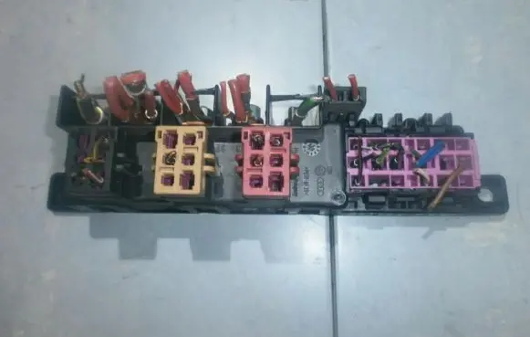 Volkswagen PASSAT B5 Fuse box set 8l0941822a 89608300