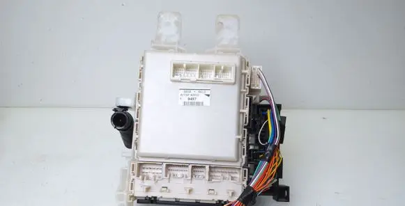 Toyota RAV 4 (XA30) Fuse module 8273042010 9497