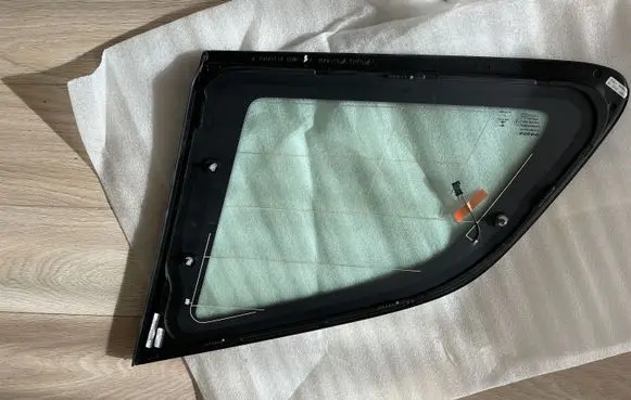Volvo XC60 Rear vent window glass 32219193LH