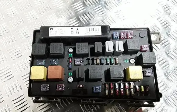 Opel Astra H Fuse module 13145043bw