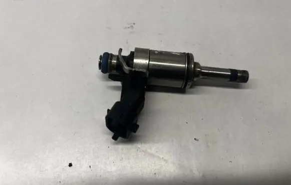 Audi A4 S4 B9 8W Fuel injector 0261500