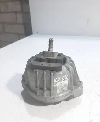 Engine mount bracket