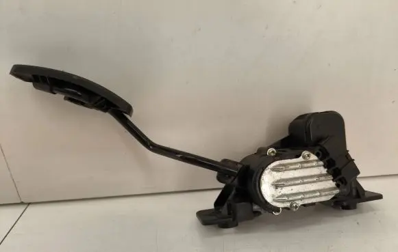Mitsubishi Grandis Accelerator throttle pedal 6x05-0168