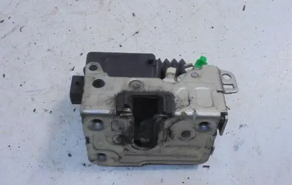 Iveco Daily 35.8 - 9 Front door lock 