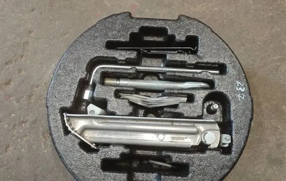 Mercedes-Benz E W212 Tool set A2128980814