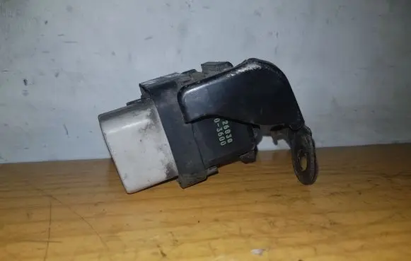 Toyota Avensis T270 Glow plug pre-heat relay 2861067010