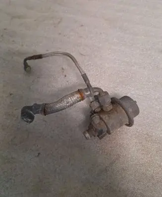 Audi 80 90 B3 Fuel pressure regulator 0438161016