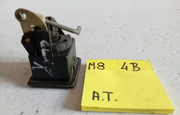 Renault Clio I Glove box lock 6557888