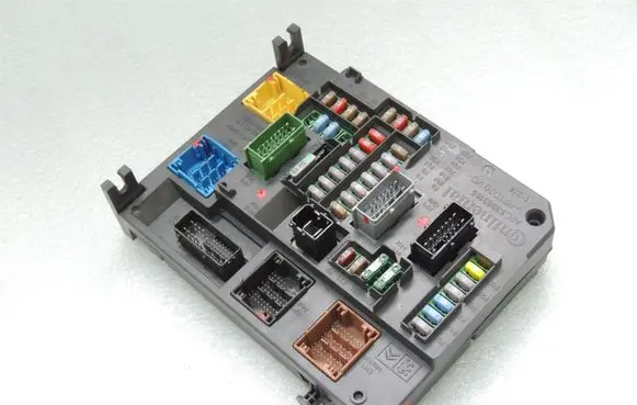 Peugeot 508 RXH Fuse module 1608181180 9664992380 BSIQ0500
